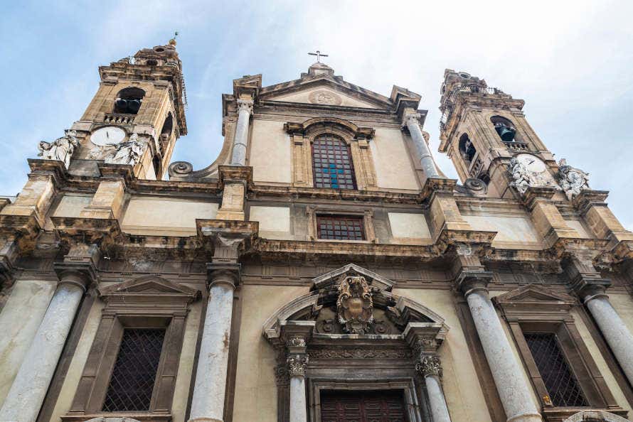 Fachada de la iglesia de Sant’Ignazio all’Olivella en un día soleado