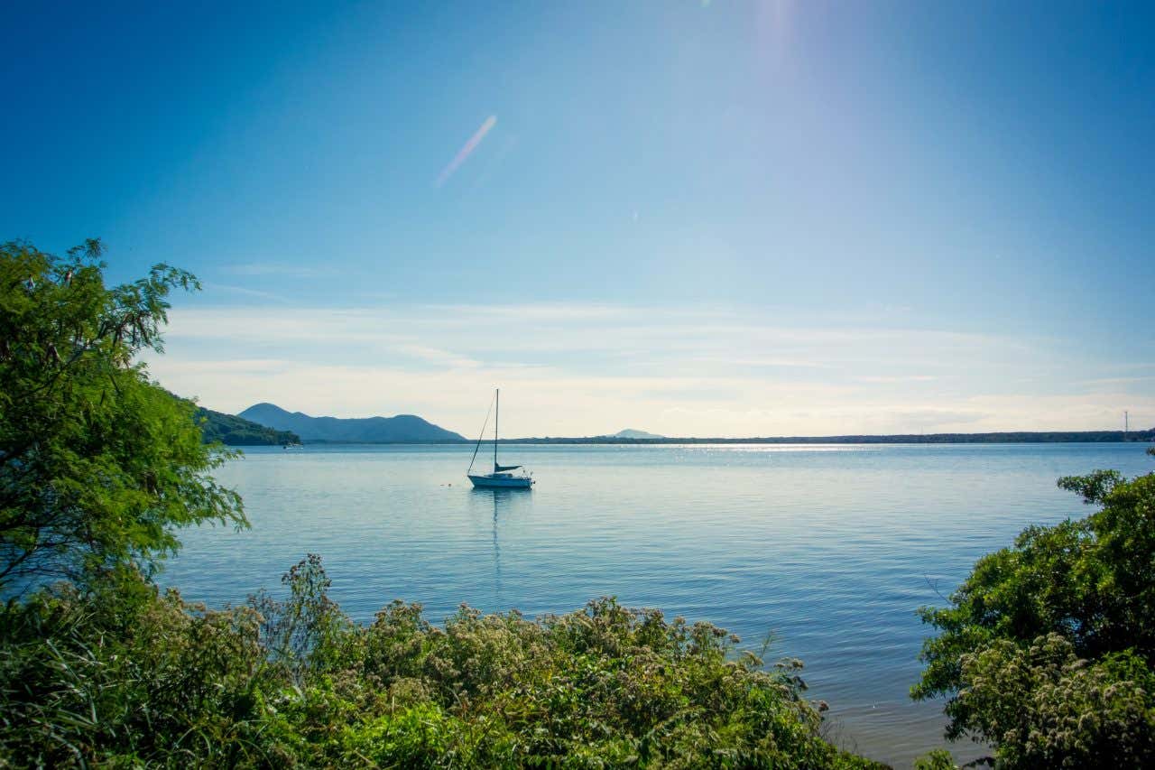 Panorâmica da Lagoa da Conceição com um barco ao fundo