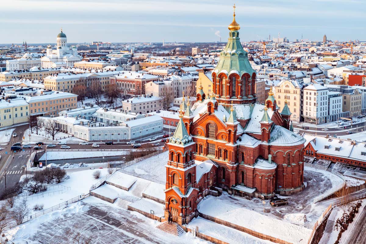 Panorámica de Helsinki con nieve y con las catedrales luterana y ortodoxa destacando en el skyline de la ciudad