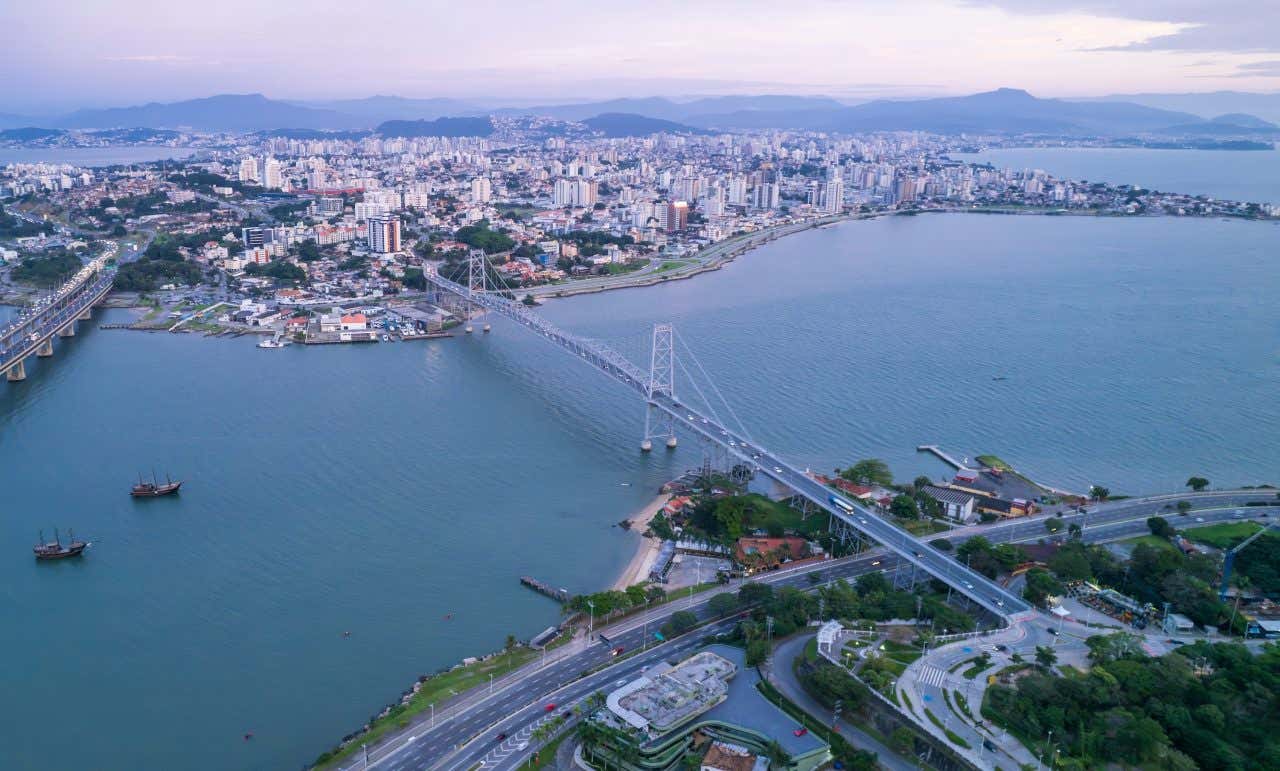 Vista aérea da Ponte Hercílio Luz durante o dia