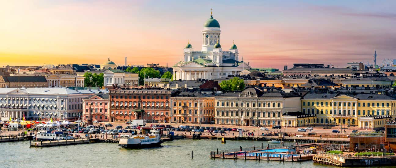 Entardecer em Helsinki com o porto em primeiro plano e as cúpulas da catedral no horizonte