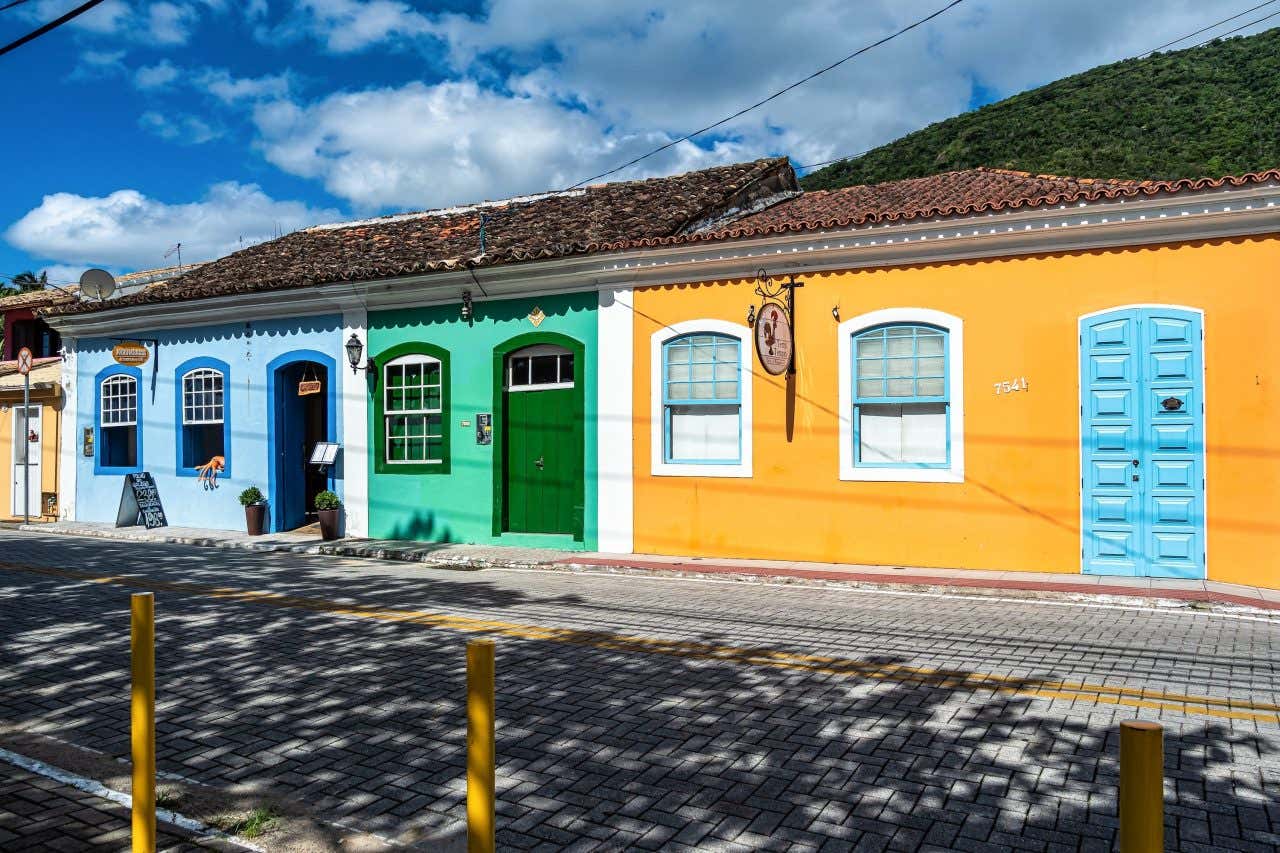 Casas coloridas e chão de paralelepípedo em Ribeirão da Ilha em um dia ensolarado