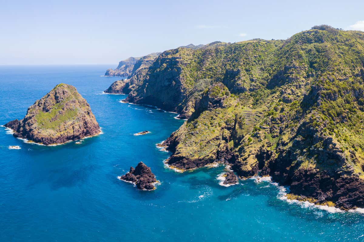 Vista aérea de los acantilados de color verde de una isla volcánica