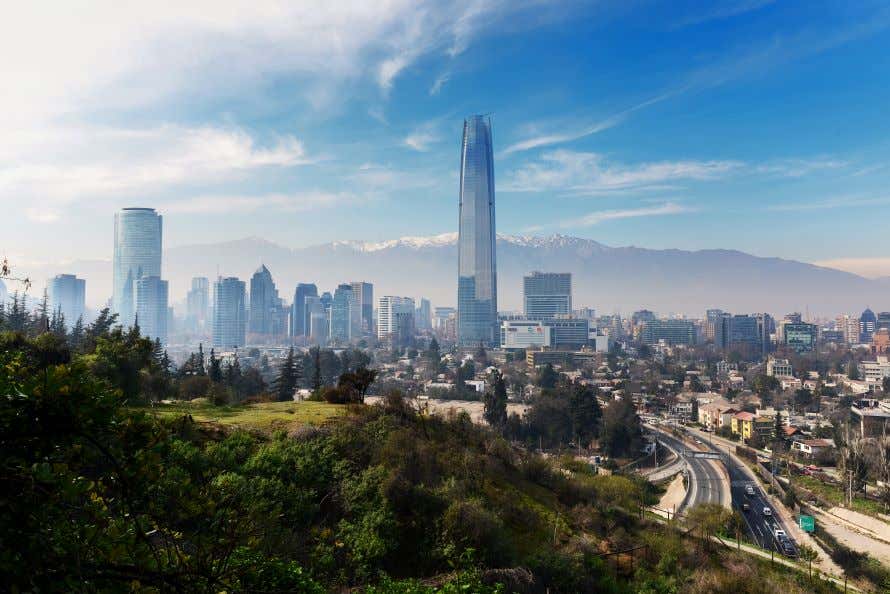 Panorámica de Santiago de Chile donde se aprecian los altos edificios y avenidas