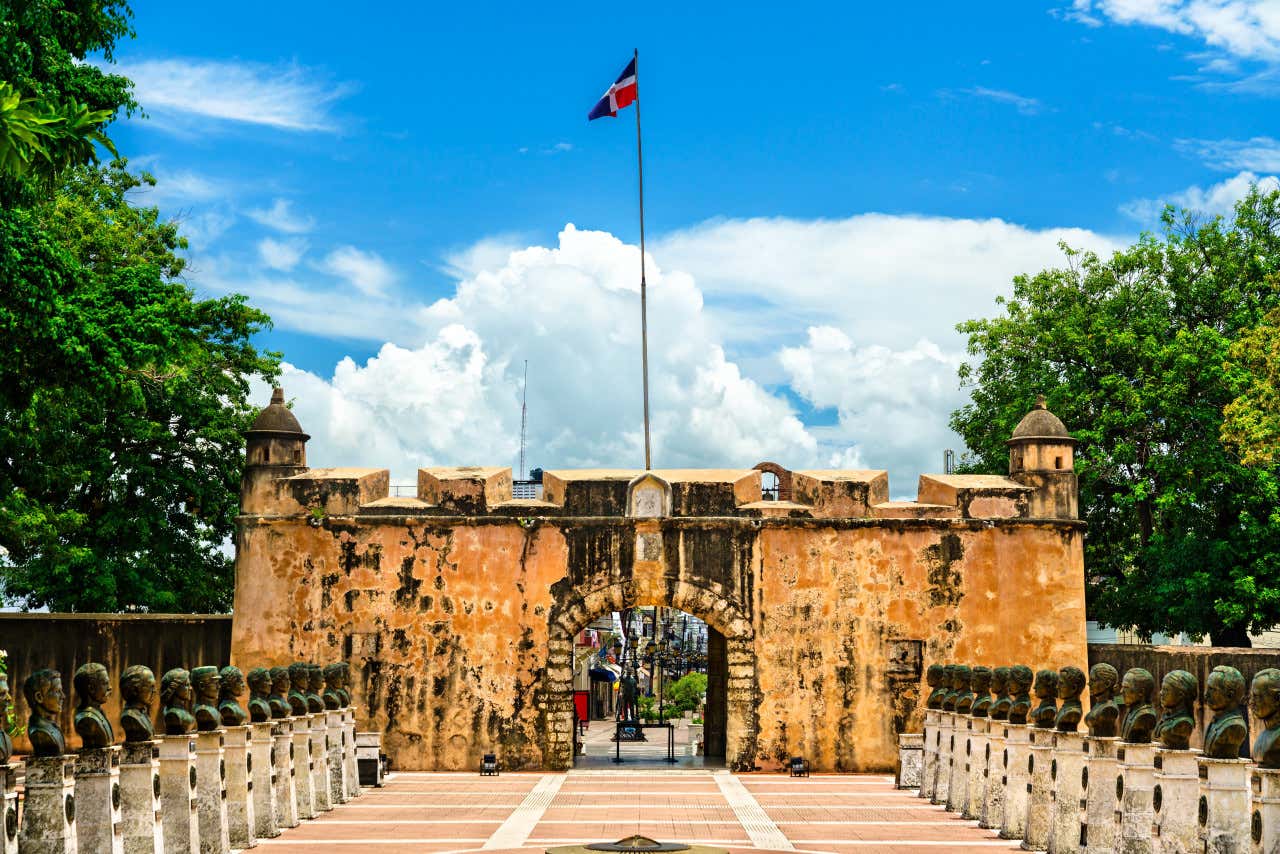 Puerta del Conde, una antigua puerta de la ciudad de Santo Domingo, con la bandera del país en lo más alto