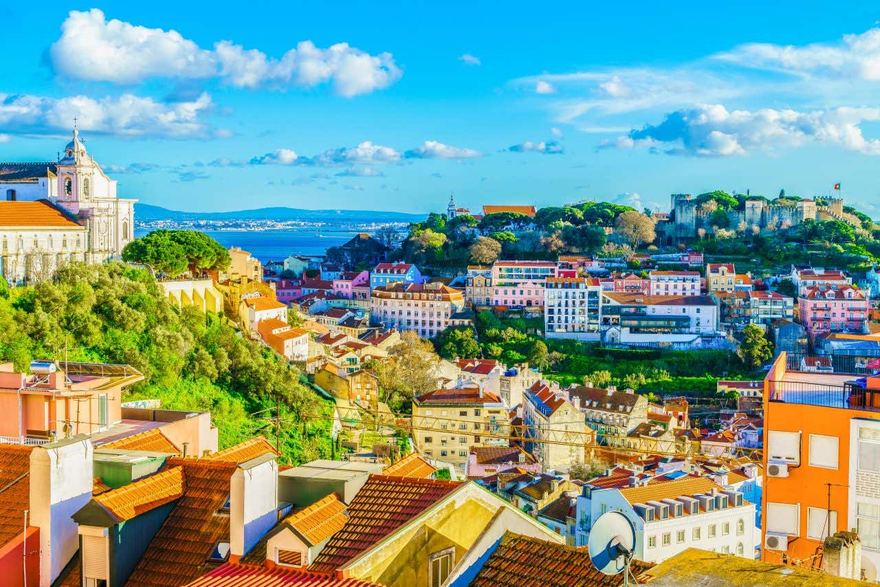 Vue panoramique sur Lisbonne avec le Tage en fond sous un ciel dégagé