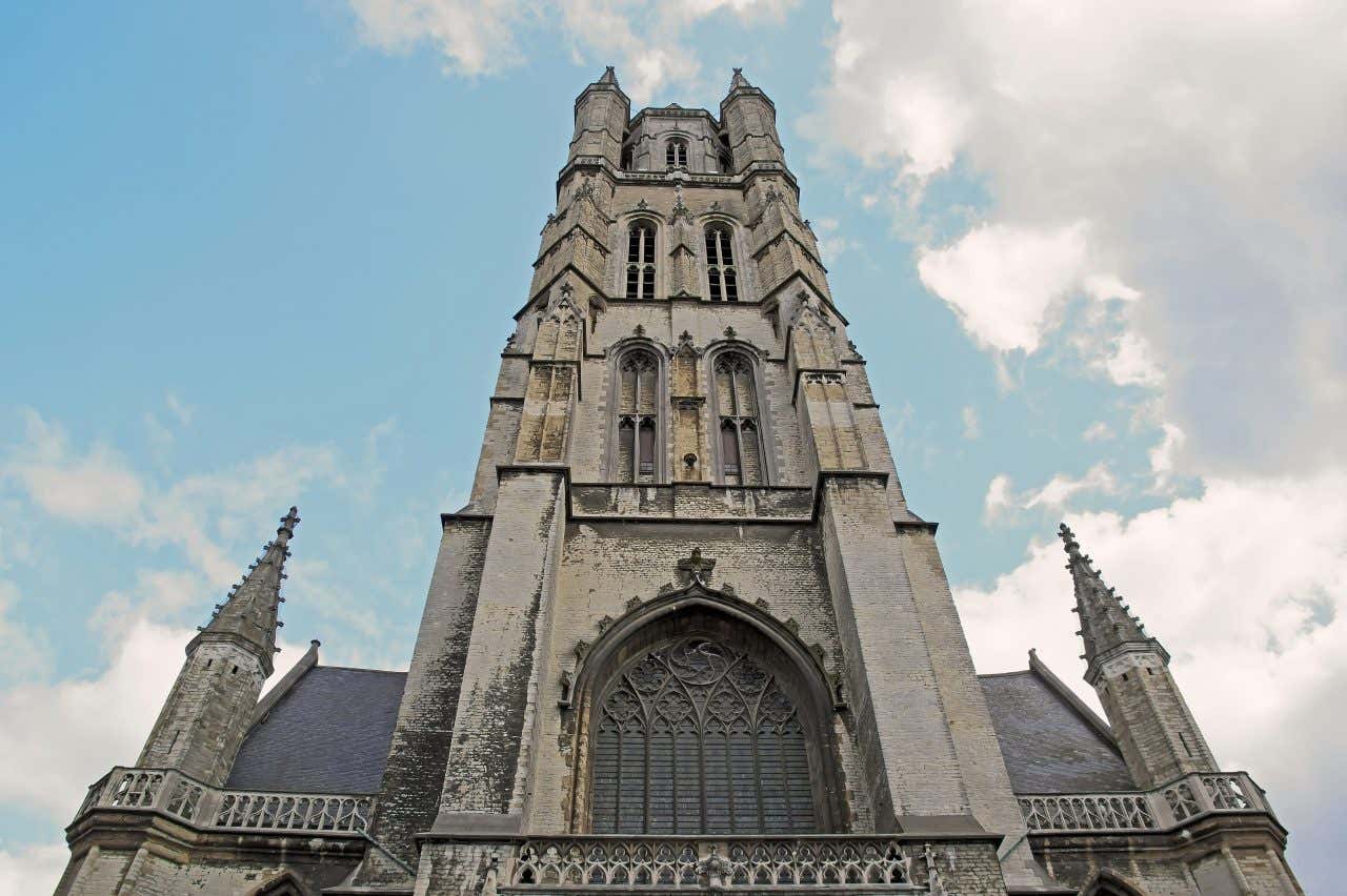 Contre-plongée de la cathédrale de Saint-Bavon, un monument à visiter à Gand