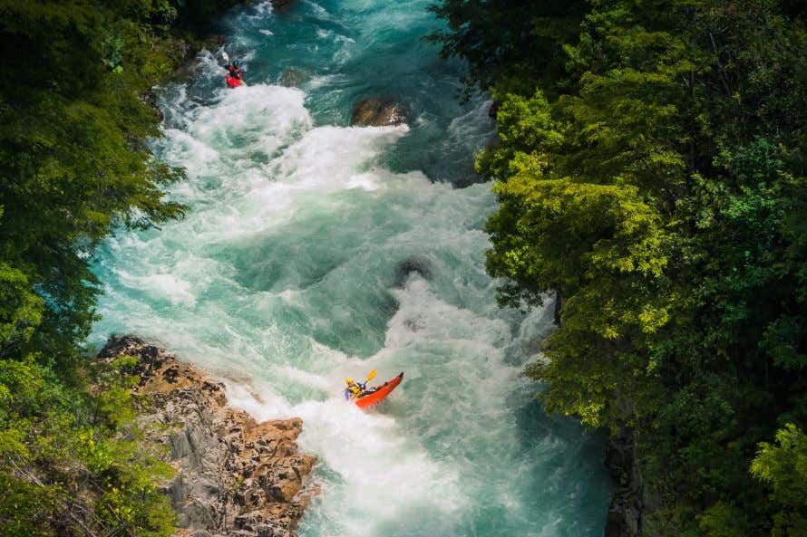 Dos kayaks surcando las aguas bravas del río Futaleufú en Chile