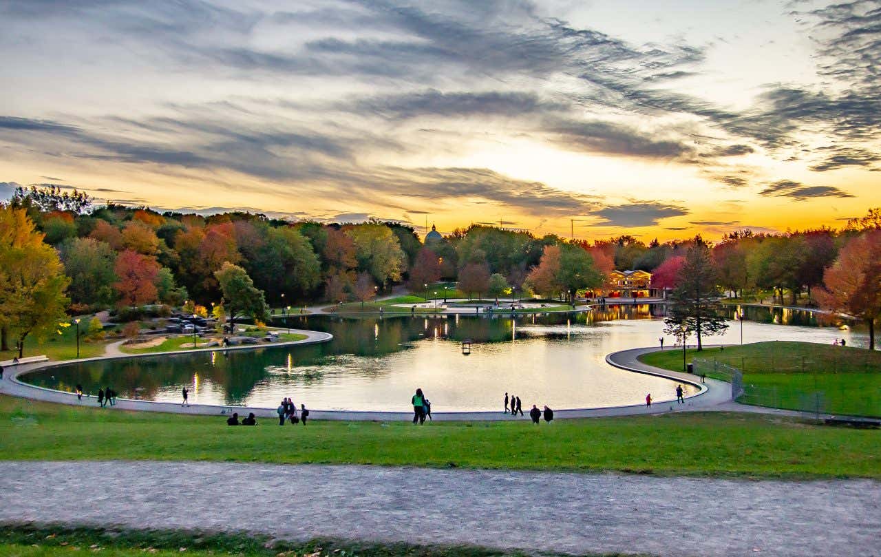 Mount Royal a Montréal, con il suo lago in vista, al tramonto 