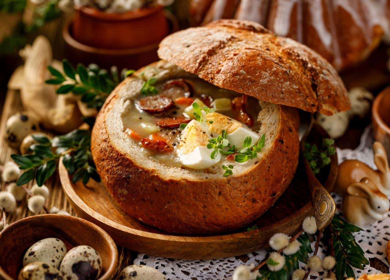 Le Żurek, une soupe traditionnelle polonaise dans un pain rond