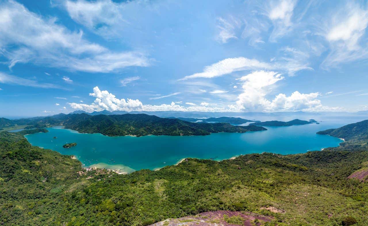 Vista aérea do fiorde tropical Saco do Mamanguá rodeado de Mata Atlântico