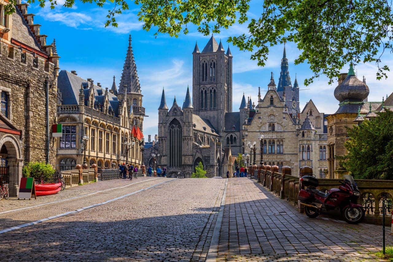 L'église de Saint-Nicolas vue depuis un pont, un lieu emblématique de Gand