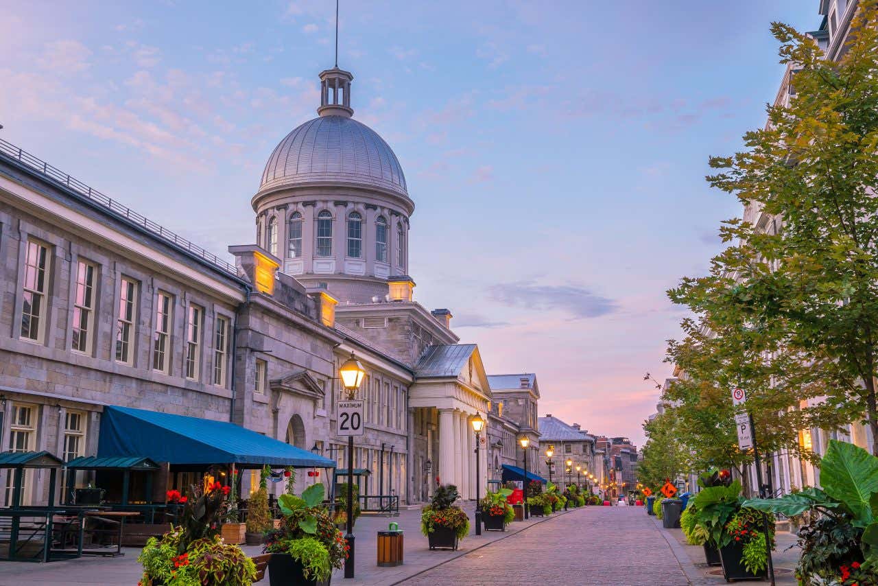 Una strada della Vieux-Montréal di sera, con i lampioni accesi.