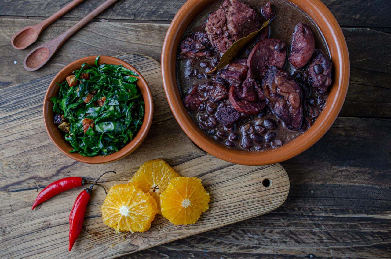 Feijoada, plat typique du Brésil dont la gastronomie est douzième au classement des meilleure cuisines du monde