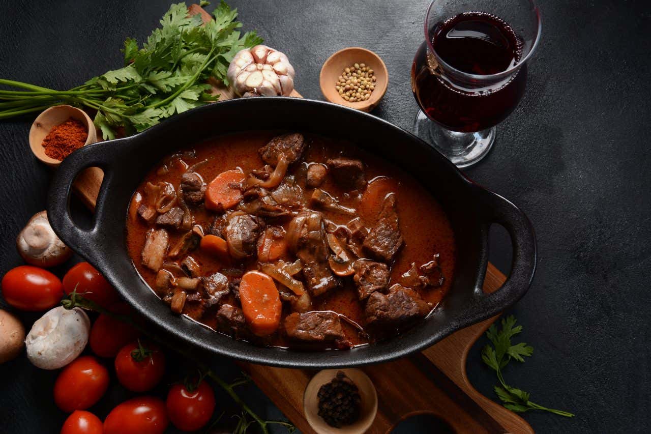 Le bœuf bourguignon, une spécialité française, accompagné d'un vin rouge