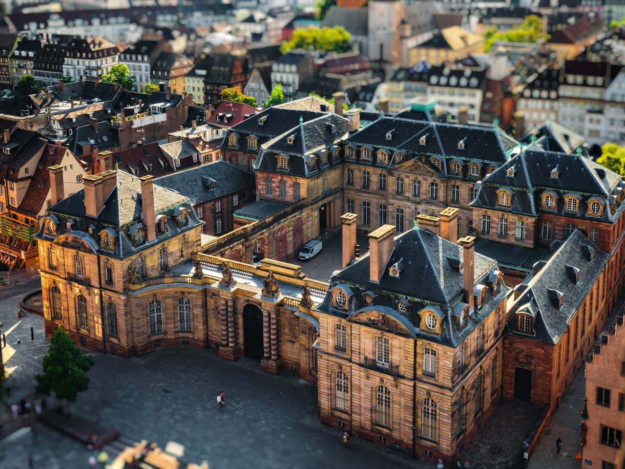 Extérieur du palais de Rohan vue d'en haut avec d'autres bâtiments autour