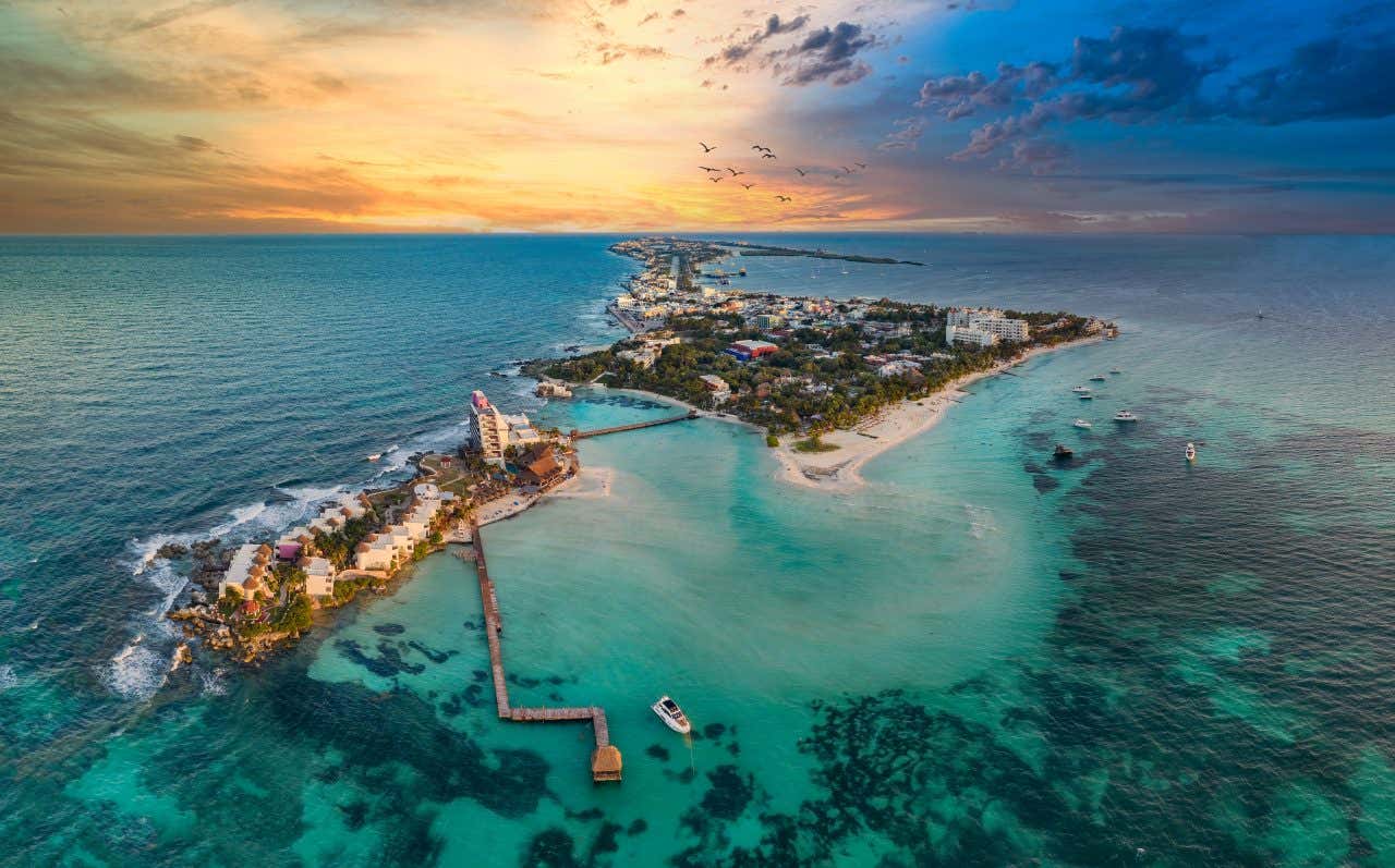 A Isla Mujeres com um pôr do sol ao fundo