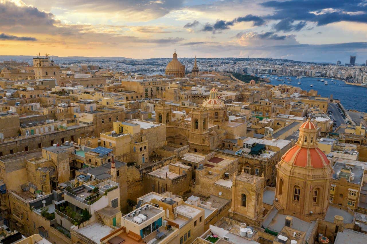 Il centro storico di La Valletta, capitale di Malta, ripresa dall'alto in una giornata nuvolosa