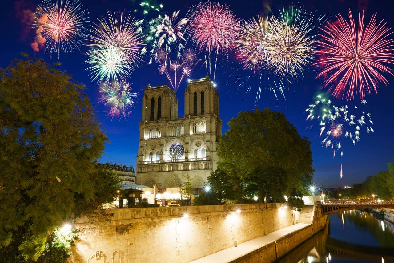 Feu d'artifice au-dessus de Notre-Dame de Paris lors d'une croisière sur la Seine, l'activité idéale à faire pour le Nouvel An