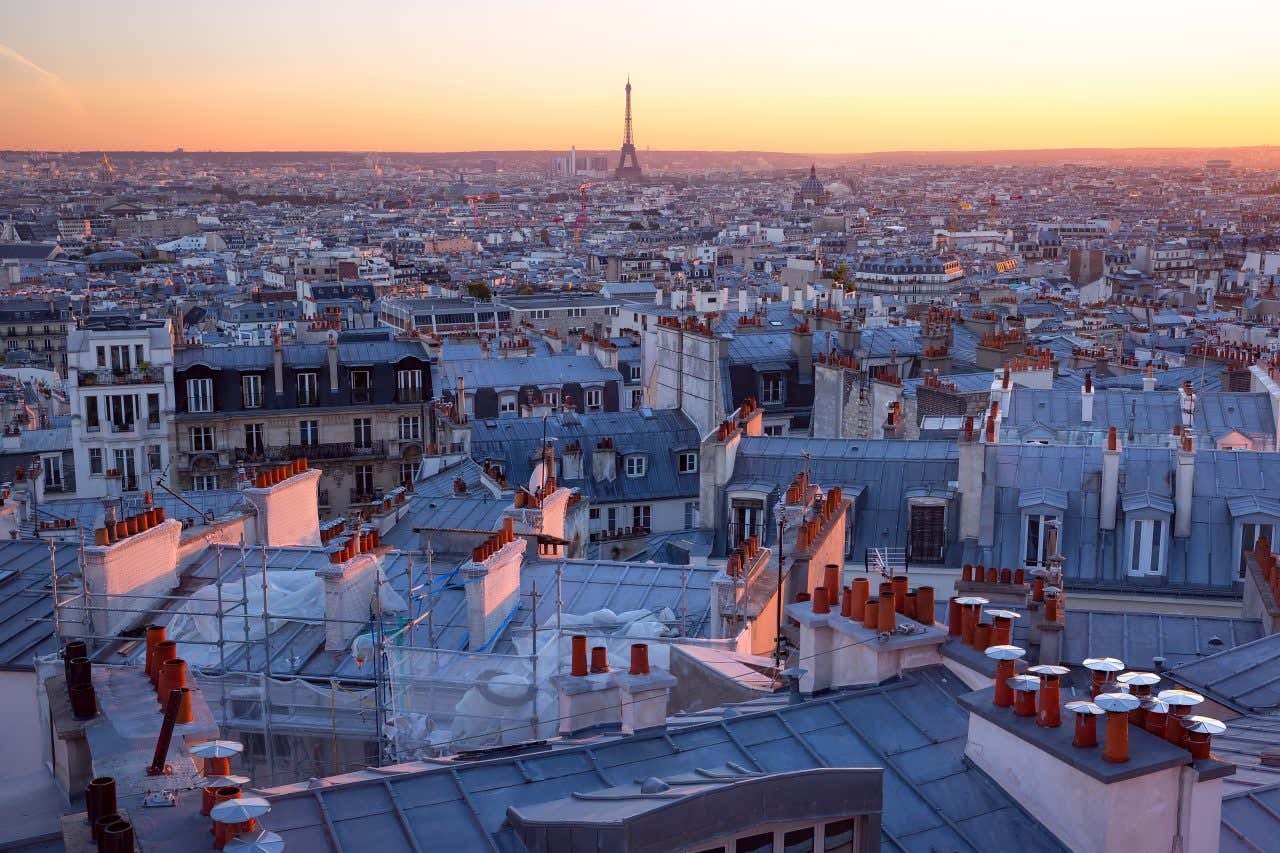 Vue sur paris et ses toits depuis Montmartre au lever du soleil