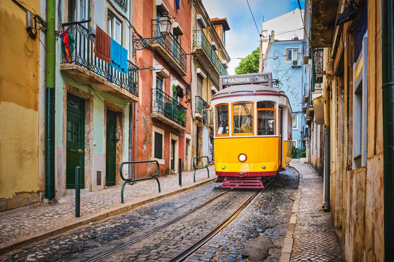 Tramway jaune dans une rue aux façades colorées