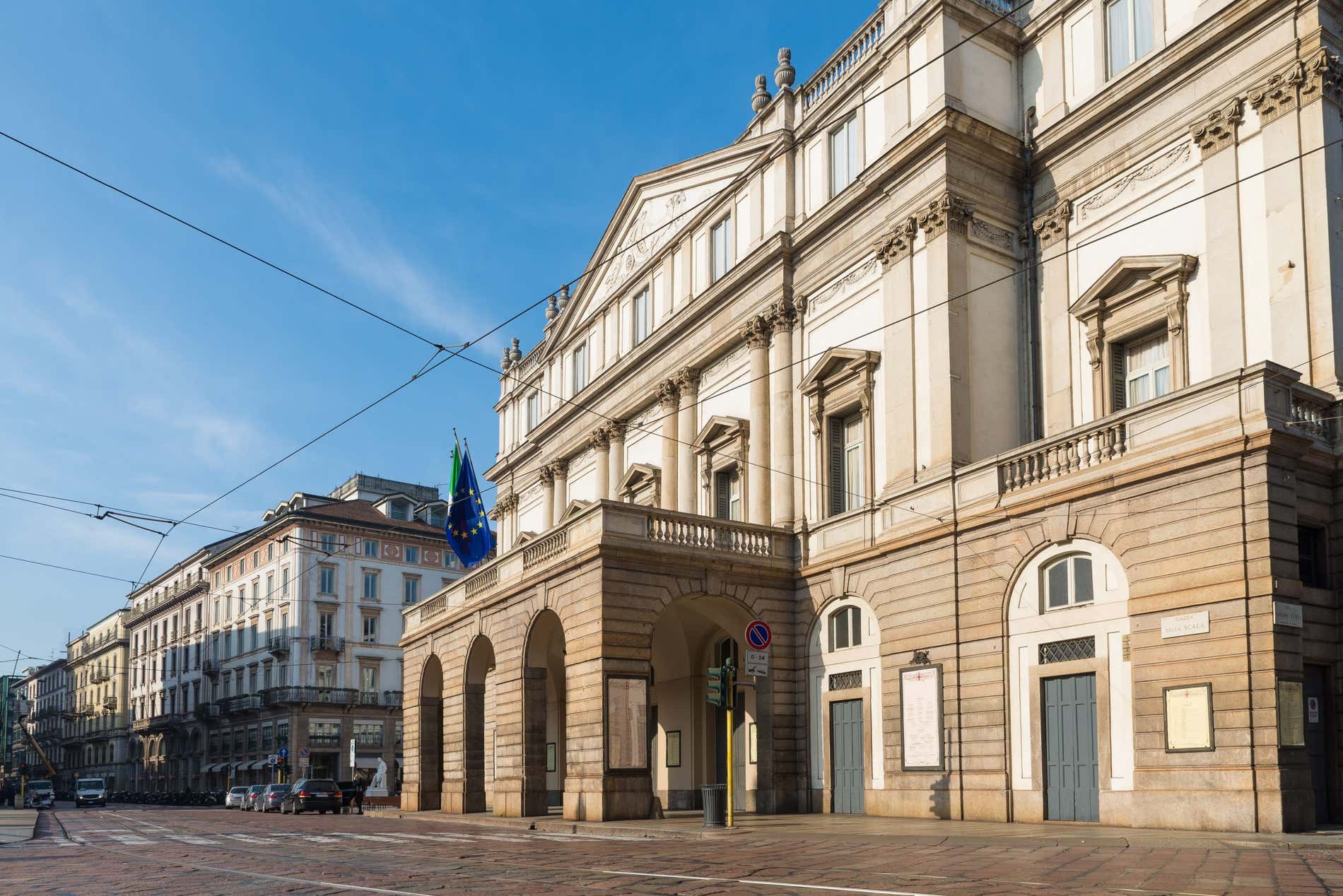 La facciata del Teatro alla Scala visto da una prospettiva laterale