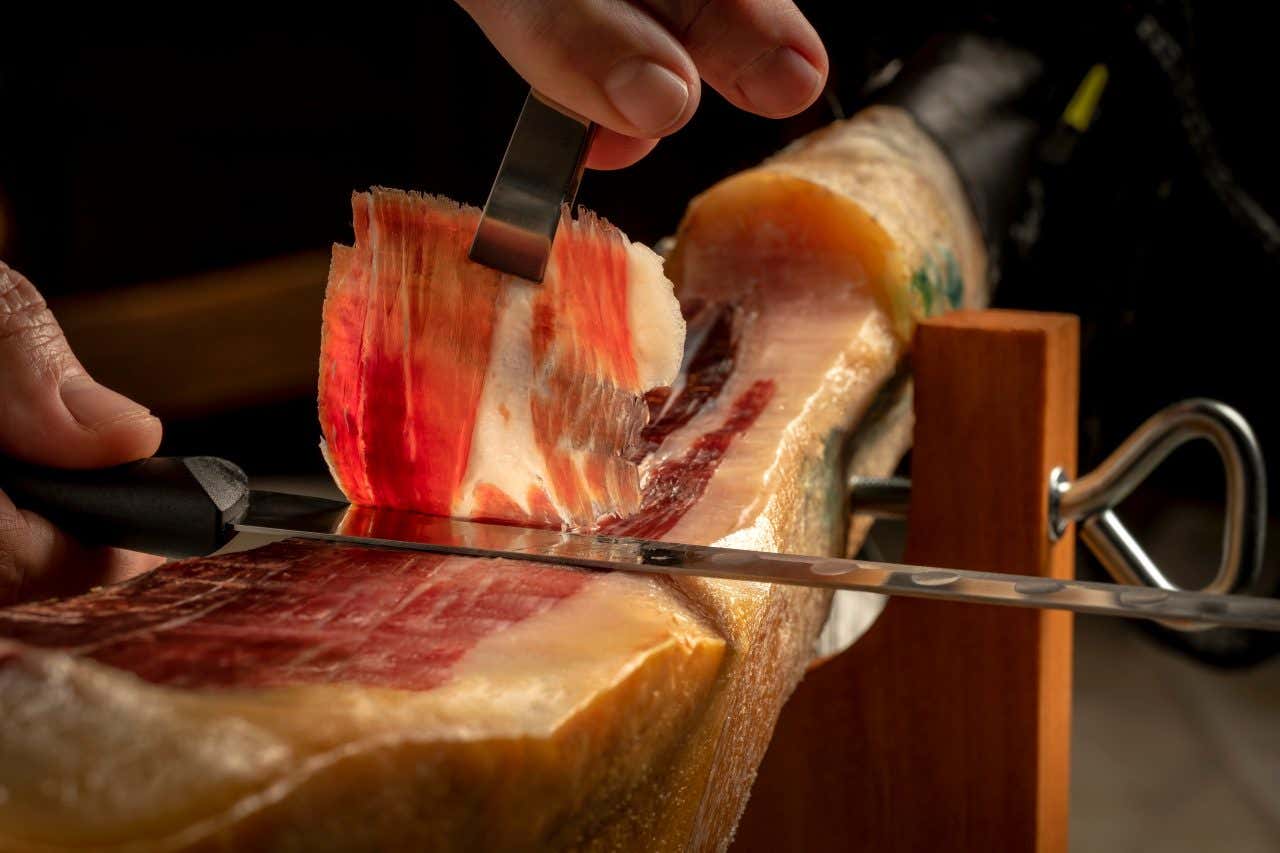 Découpe de jambon ibérique, une spécialité qui vaut à l'Espagne une place parmi les meilleures gastronomies du monde