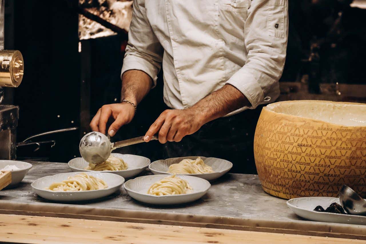 Un chef servant des spaghetti dans un restaurant de Florence