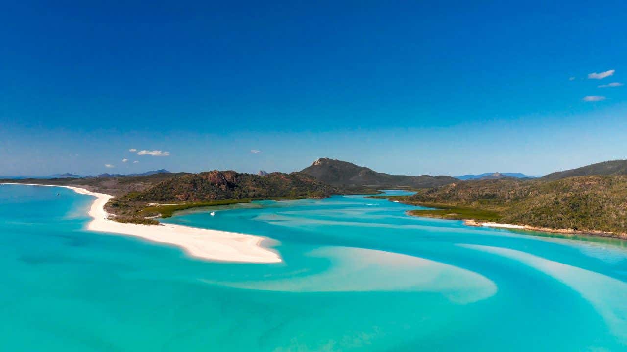 Vista delle isole immerse nel mare turchese con spiagge di sabbia bianca, in un giorno di sole senza nuvole