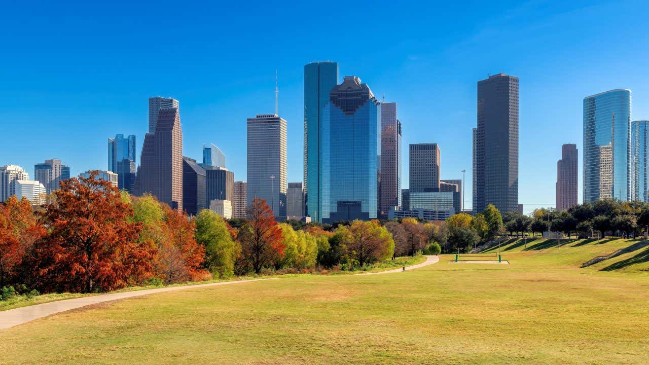 Parc et gratte-ciels de Houston par temps ensoleillé