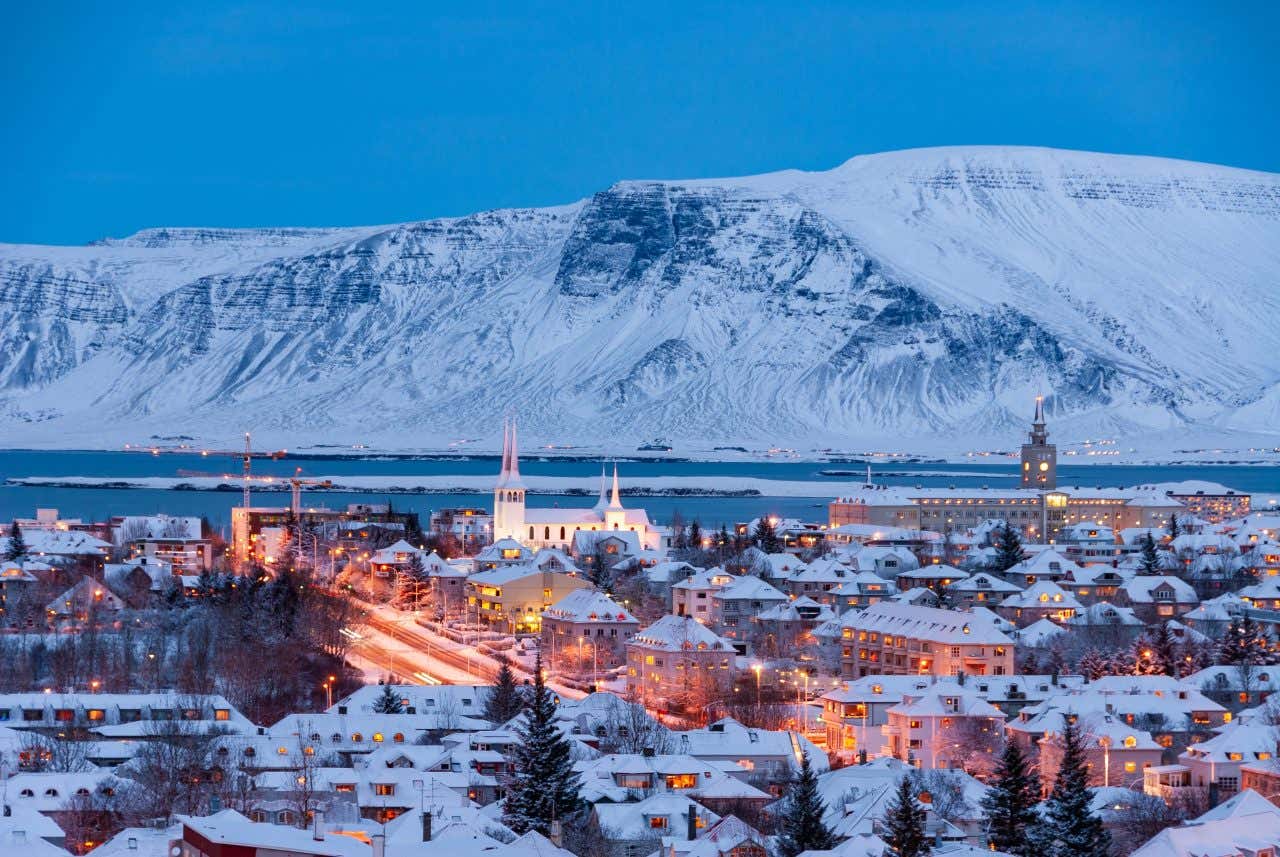 Vue sur Reykjavik et son paysage enneigé