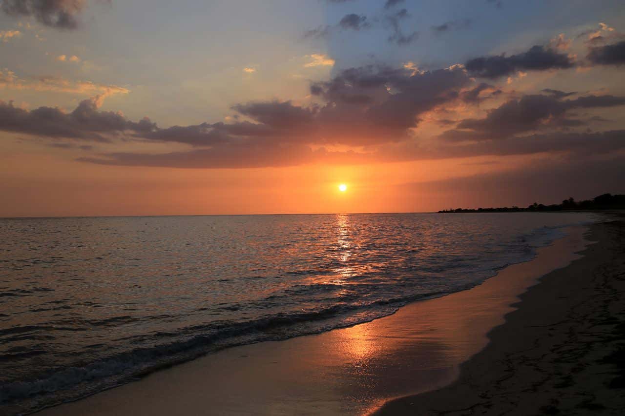 Coucher de soleil sur Playa del Ancón, l'une des plus belles de Cuba