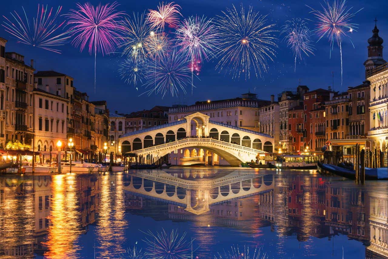 Feu d'artifice au-dessus du pont du Rialto de Venise, un endroit où faire une balade le soir du Nouvel An