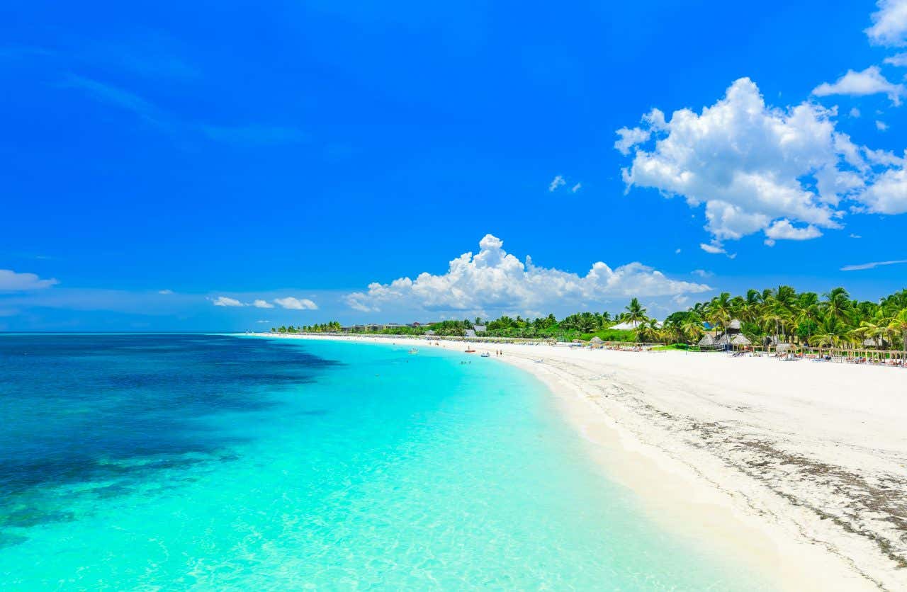 Vue sur le bleu de la mer de Caya Coco, l'une des plus belles plages de Cuba