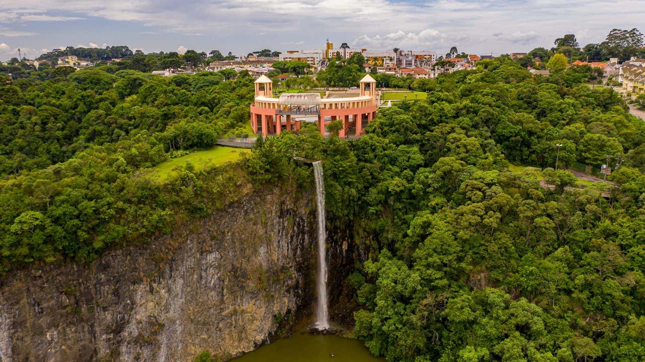 Vista aérea do mirante do Parque Tanguá cercado por vegetação frondosa