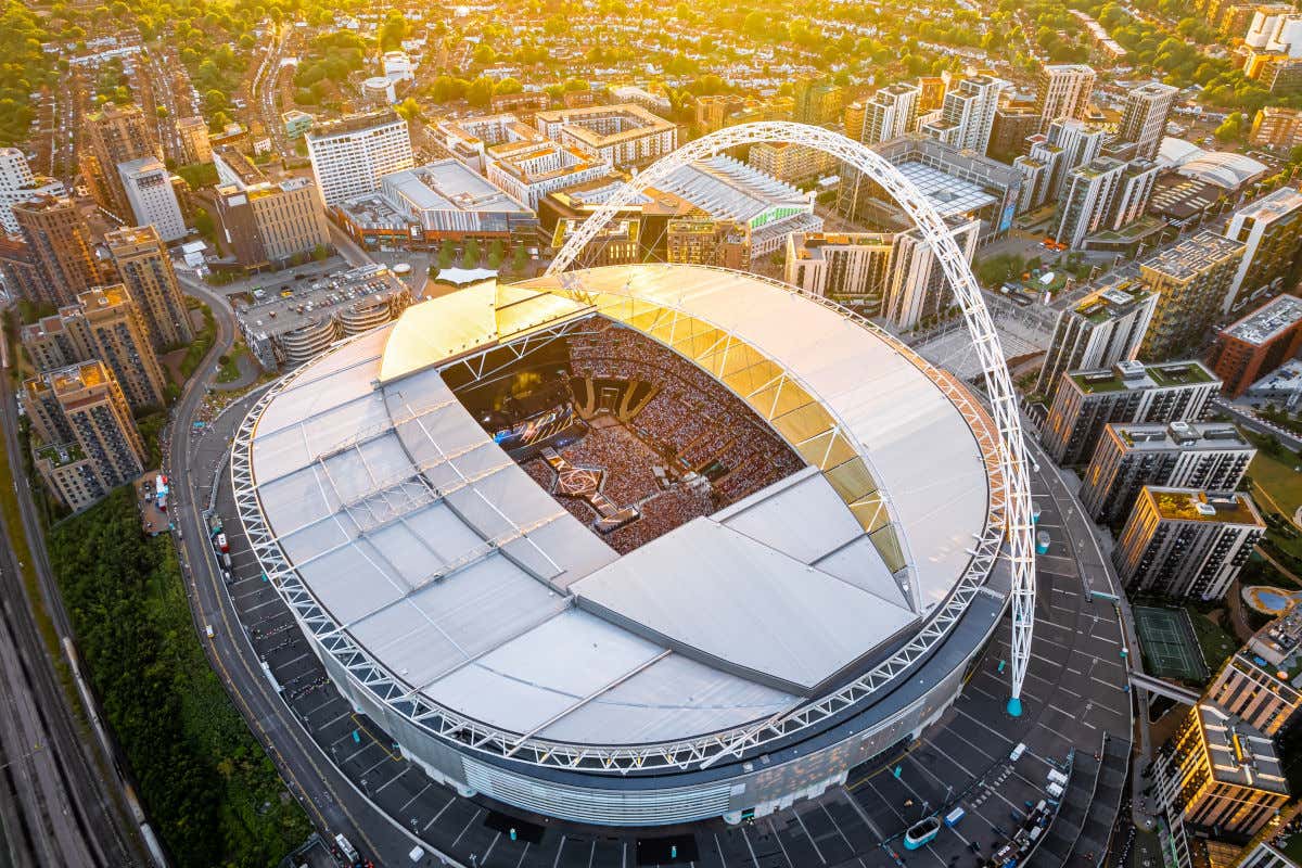 Vista aérea del estadio Wembley rodeado de edificios residenciales