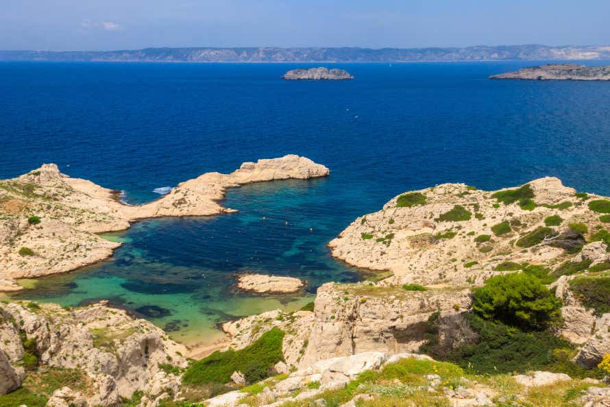 Calas de aguas turquesas en las islas Frioul, un archipiélago situado frente a las costas de Marsella