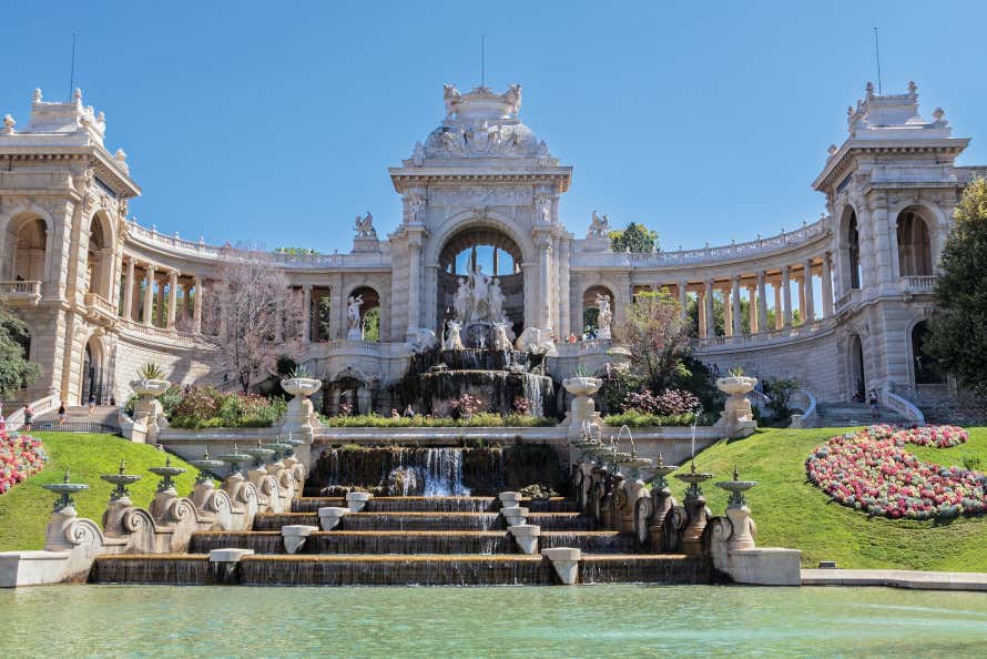 Fuente monumental de estilo neoclásico en el Palacio Longchamp de Marsella