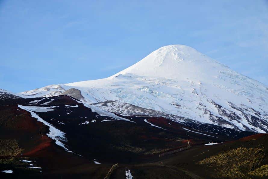 La cumbre del volcán Osorno donde se aprecia el crater nevado