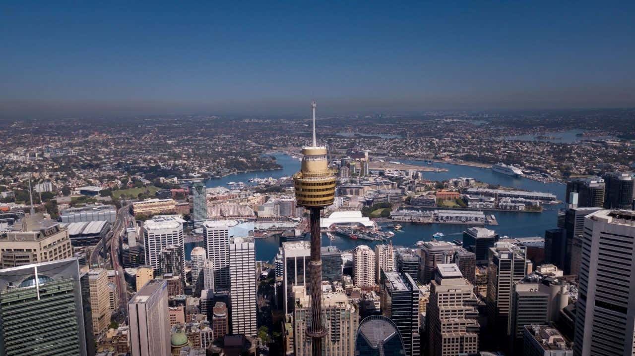 A Sydney Tower Eye em primeiro plano e a cidade ao fundo 