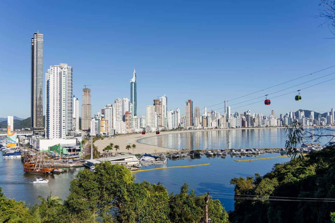 Bondinhos aéreos do Parque Unipraias com os arranha-céus de Balneário Camboriú o fundo