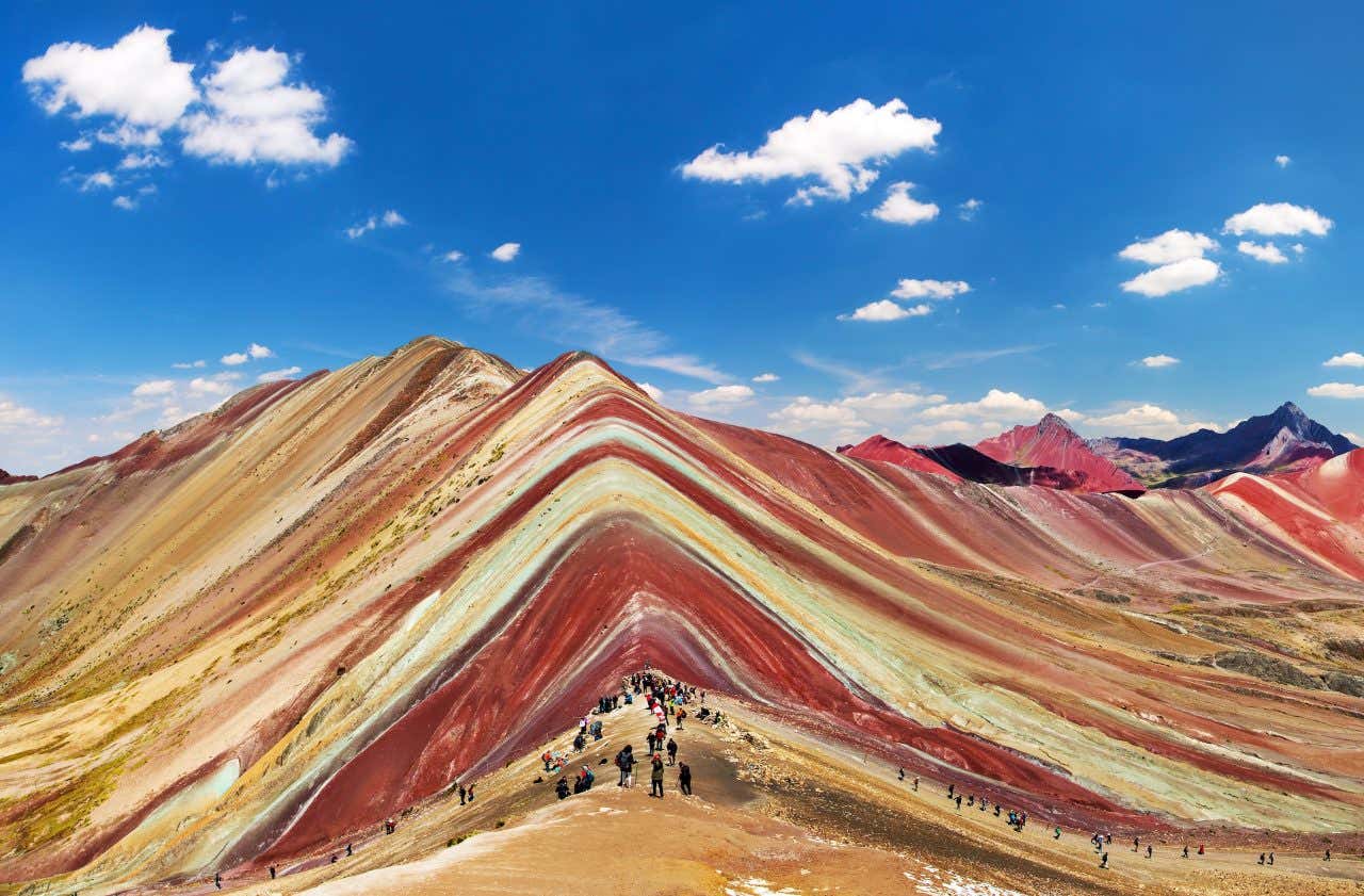 Panorâmica da Montanha Arco-Íris repleta de turistas em um dia ensolarado