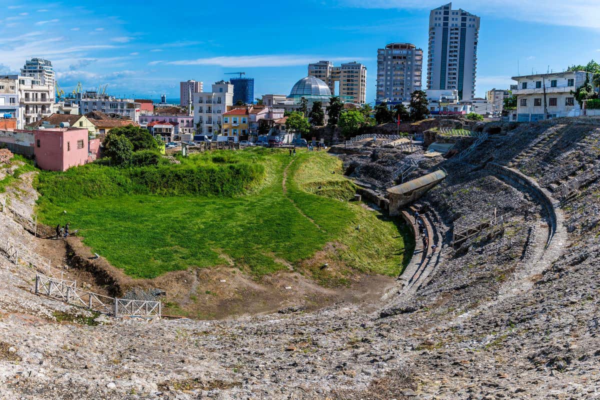 L'anfiteatro di Durazzo, uno dei più grandi anfiteatri della penisola balcanica, circondato da edifici