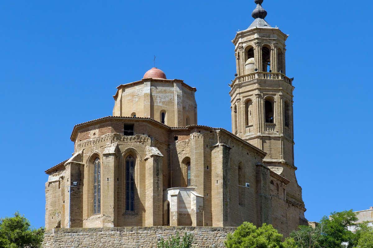 Fachada de La Asunción de Coll en un día soleado, una de las iglesias del Valle del Bohí