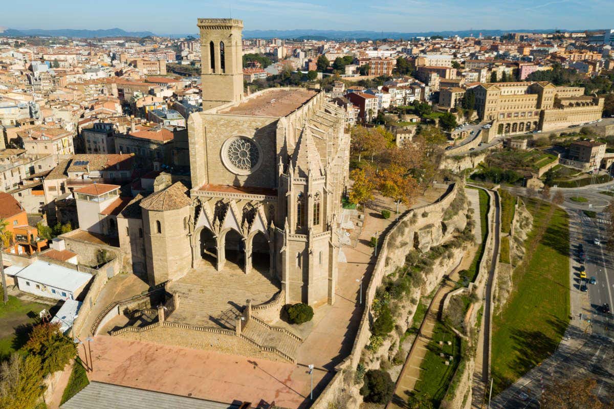 Vistas aéras de día de la Basílica de la Seu de Manresa