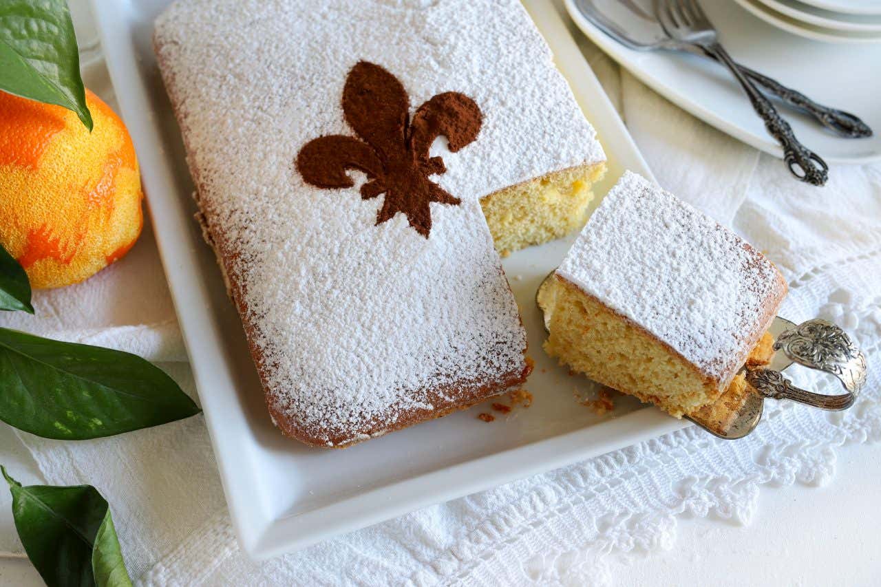 Schiacciata alla Fiorentina, um bolo com raspas de laranja sobre uma toalha branca