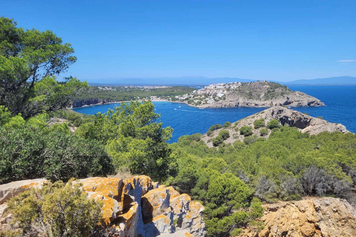 Cala Montgo, en L’Escala, en un día soleado