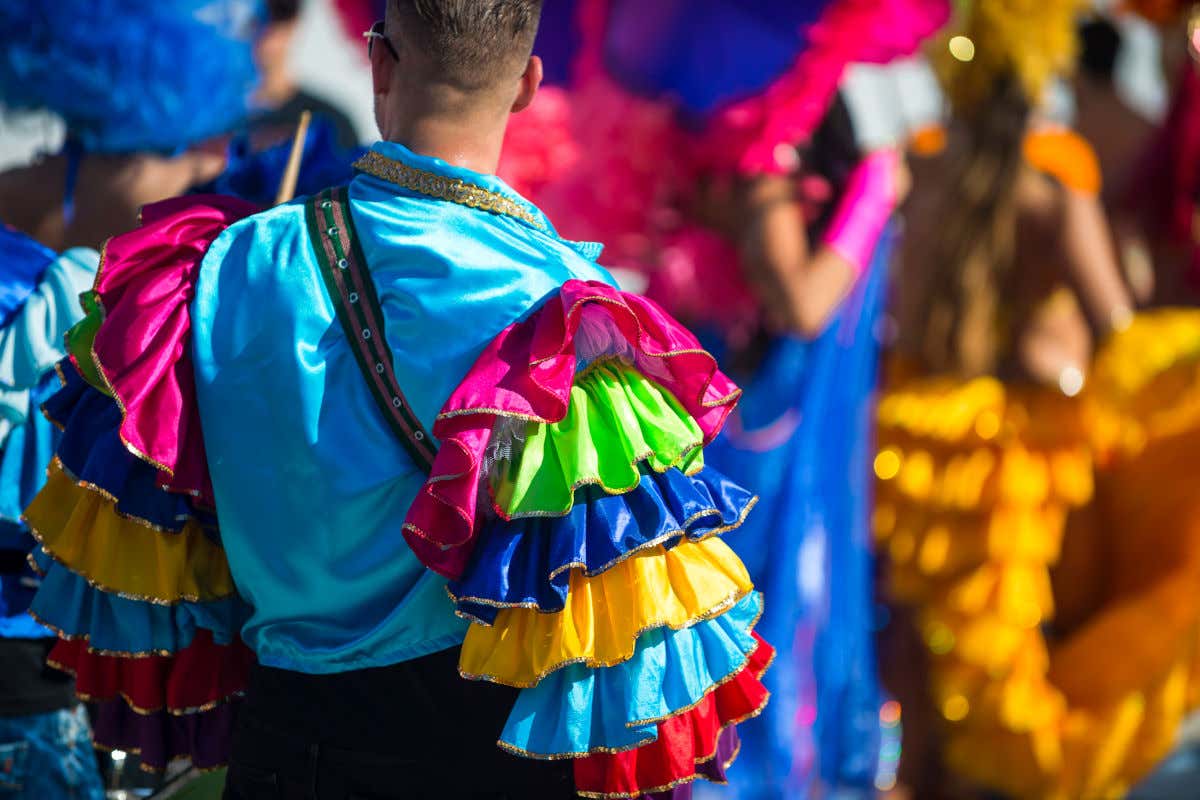 Un hombre ataviado con coloridas prendas de Carnaval