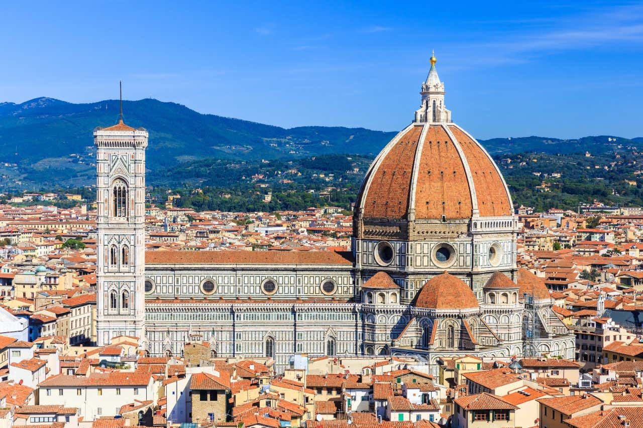 Vista panorâmica de Florença com a Catedral de Santa Maria del Fiore em destaque em um dia ensolarado