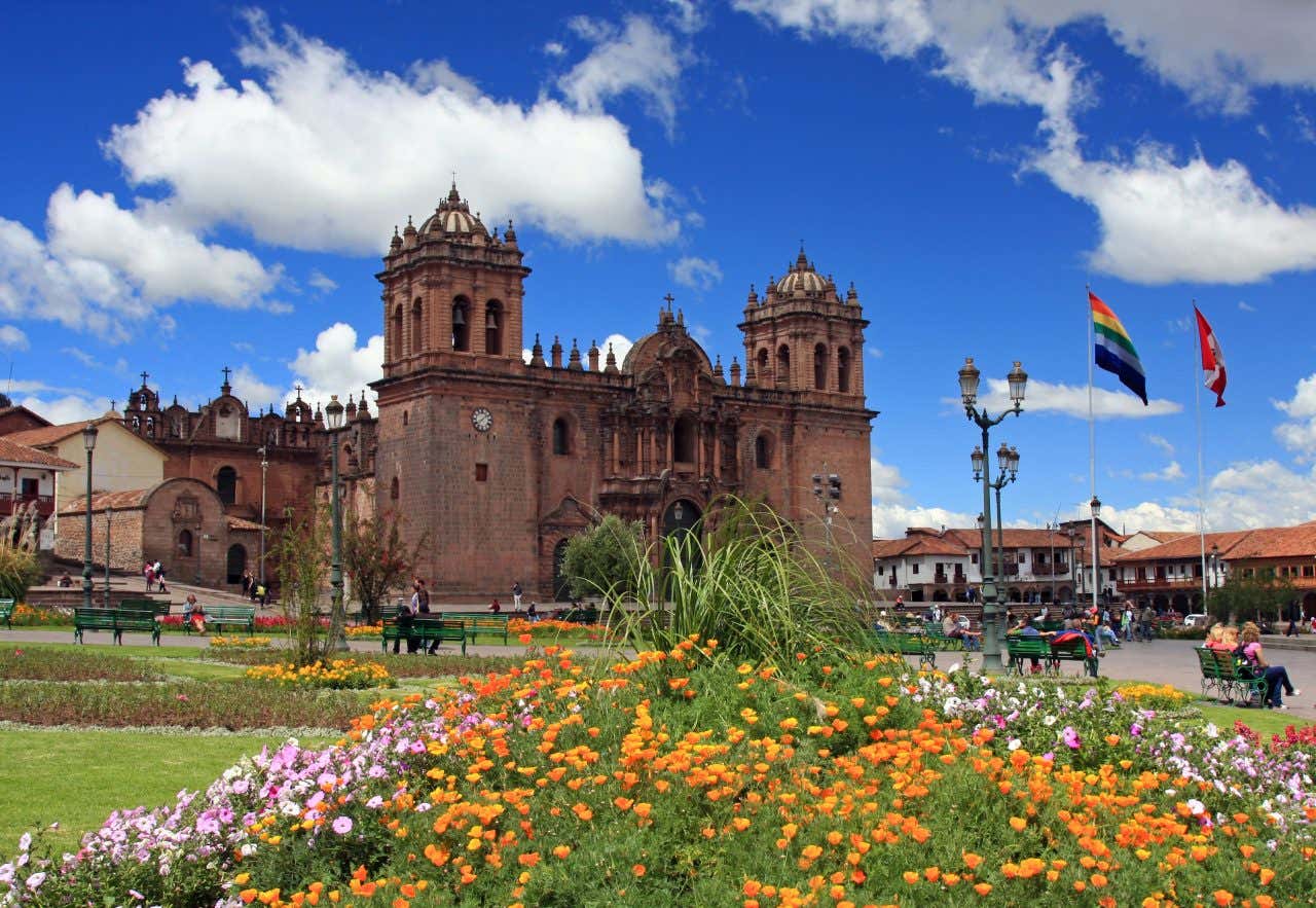 A Catedral de Cusco em um dia ensolarado na Plaza de Armas